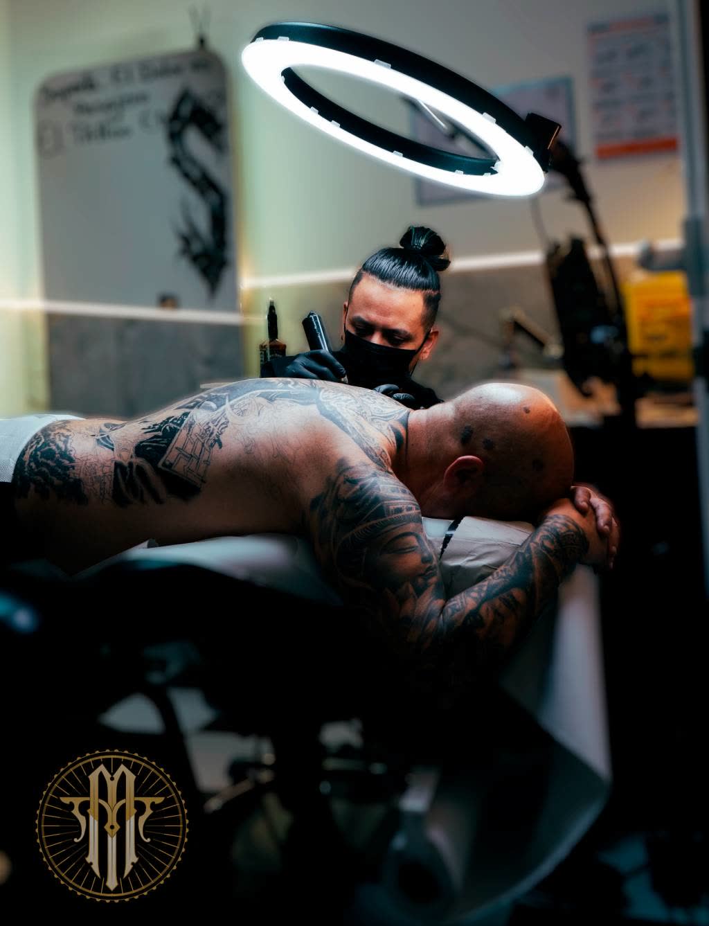 Sesión de tatuaje bajo el aro de luz en el estudio Mayje Tattoo, Raval, Barcelona