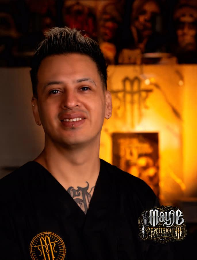 Michael Salazar, fundador y tatuador de Mayje Tattoo