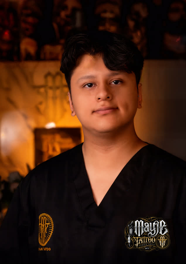 Pholl Salazar, tatuador residente de Mayje Tattoo