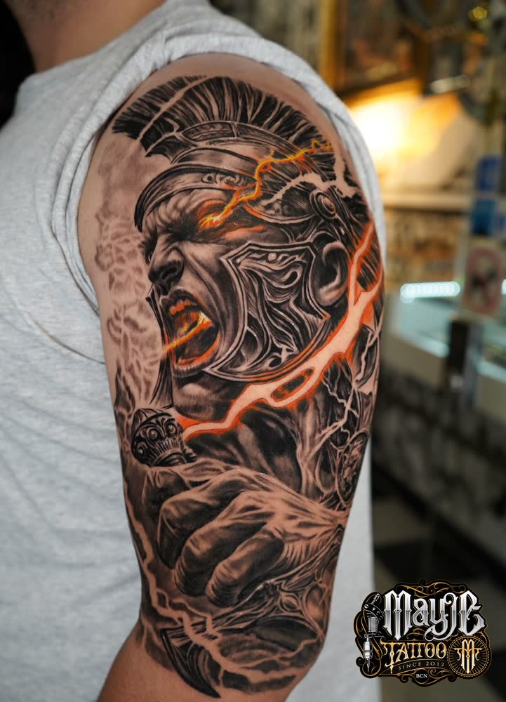 Tatuaje realista a color en el brazo, Mayje Tattoo Barcelona