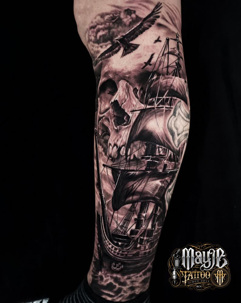 Tatuaje de calavera y barco en blanco y negro