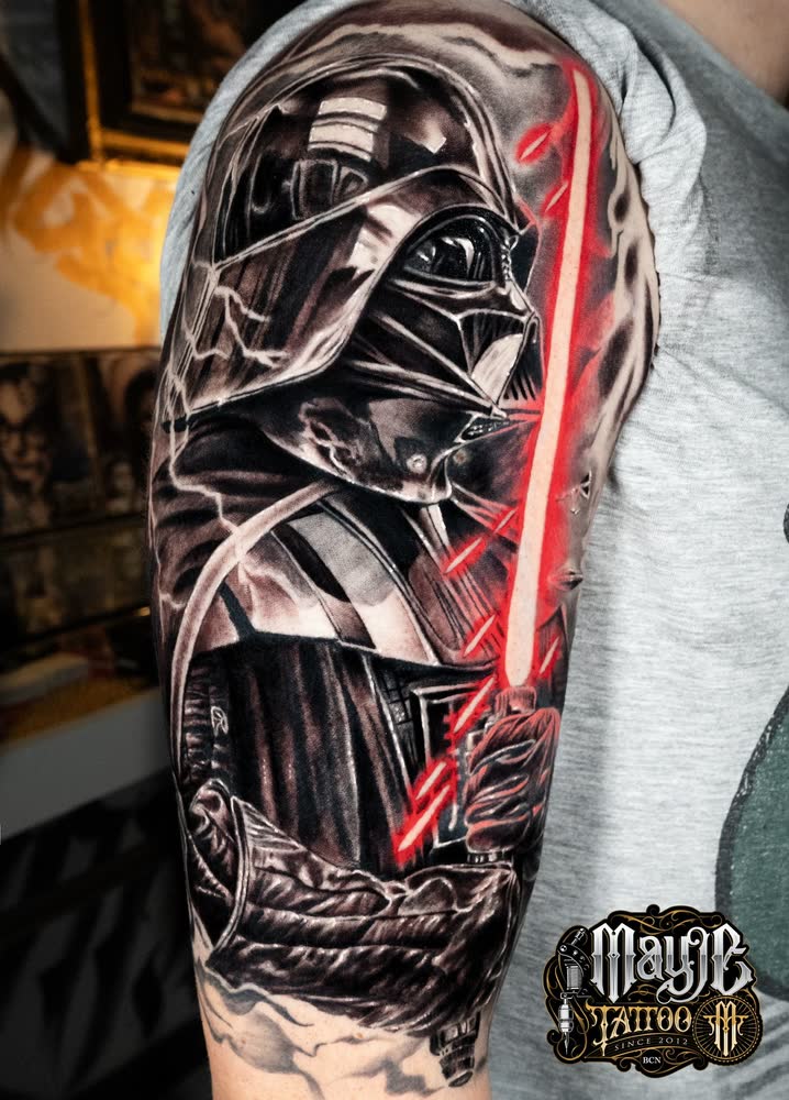 Tatuaje de realismo en blanco y negro de Mayje Tattoo