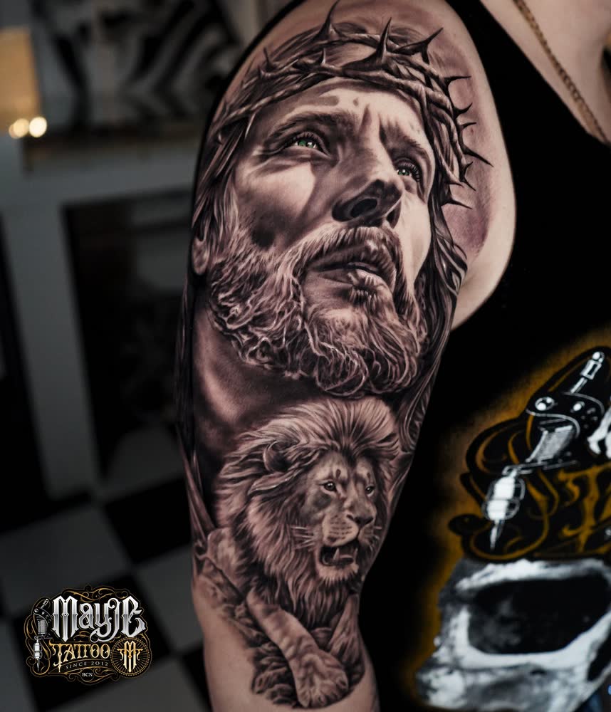 Tatuaje realista con león