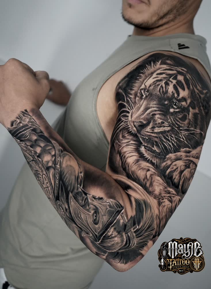 Tatuaje de manga con león