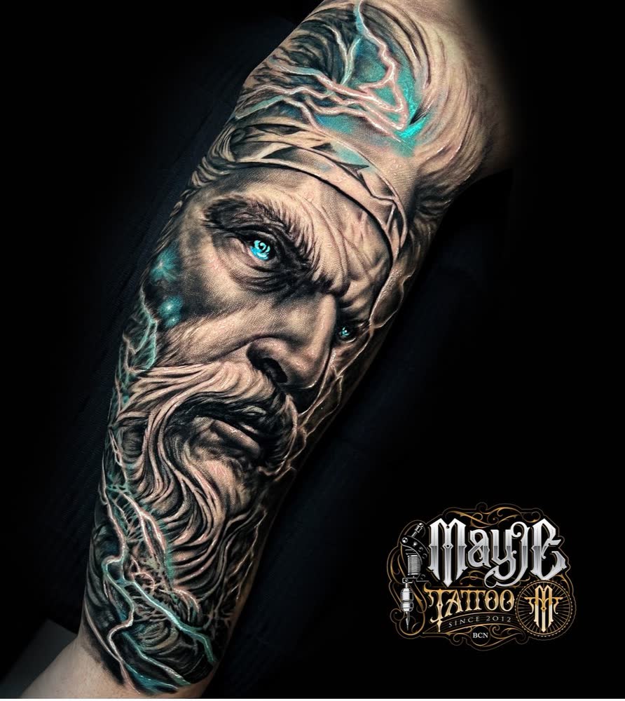 Tatuaje de guerrero a color en el brazo