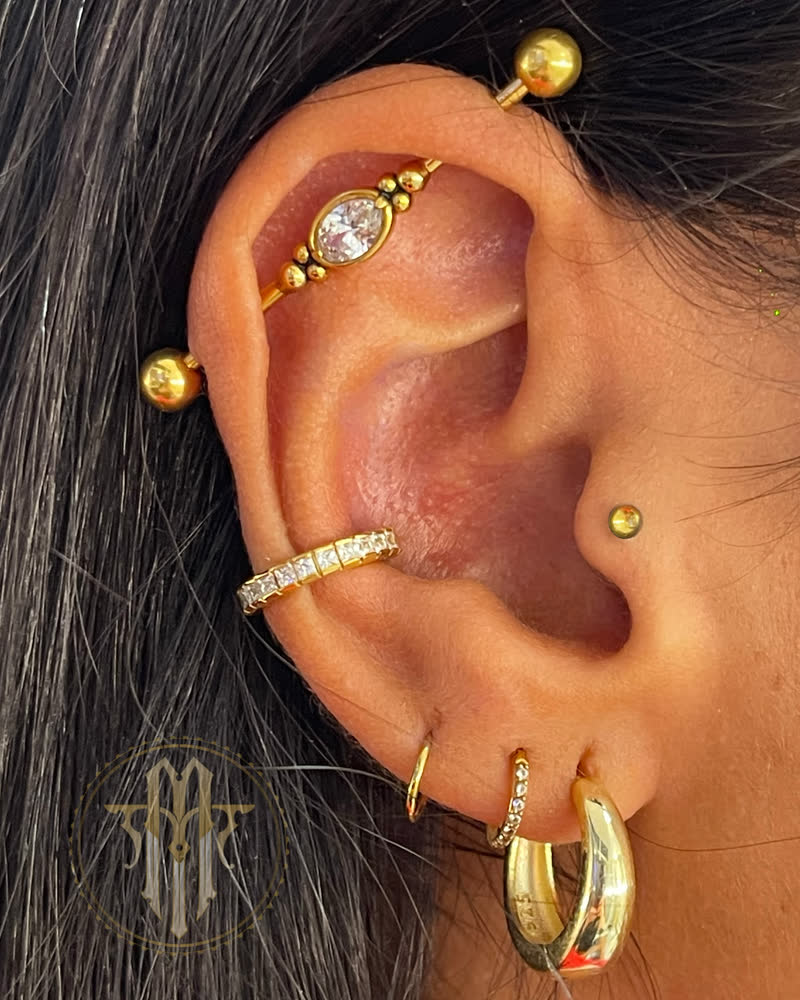 Piercing con joyería de titanio en Mayje Tattoo